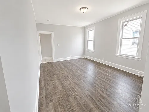 381 Leslie St #2C Photo 1