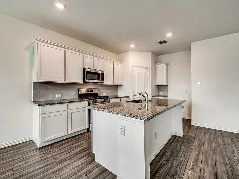 5836 Priory Dr — Photo 11