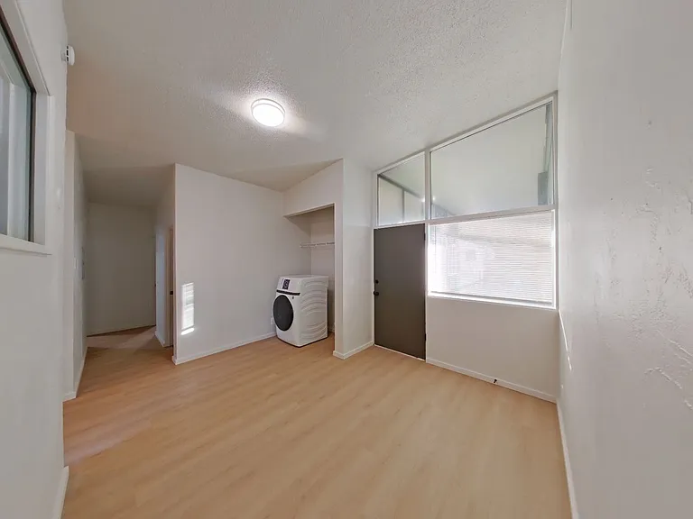 University Manor - Newly Renovated Units just a short walk from Campus! — Photo 33