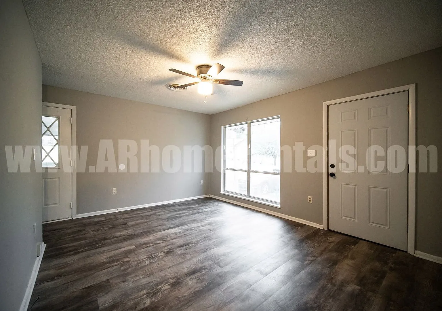 Cozy home on corner lot! — Photo 2
