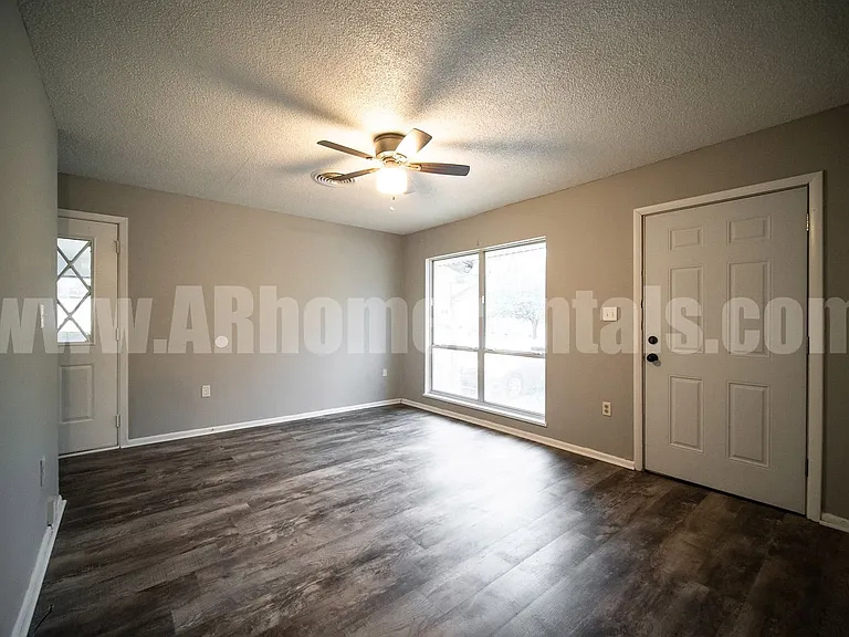 916 Desoto Pl — Photo 2