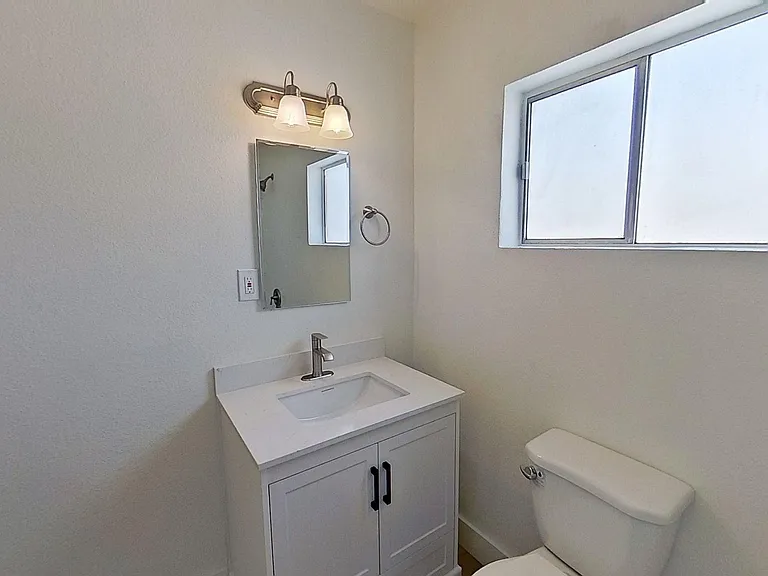 437-443 W Valencia Dr — Photo 17
