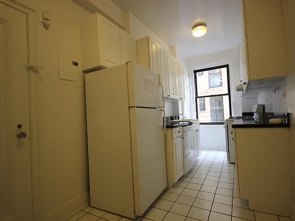3rd image of 225 W 106th St APT 12H