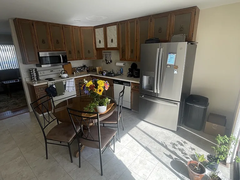 2355 Hill Ct — Photo 3
