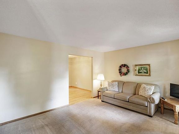 4th image of 4 Knoll Ln