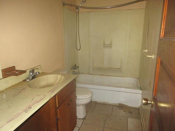 5th image of 626 Tafel St