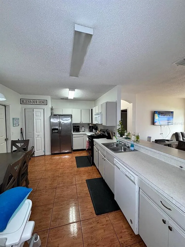 3 bed, 2.0 bath, 1377 sqft, $2,000 — Photo 3