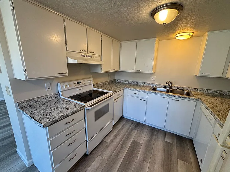 1815 E Vine St — Photo 6