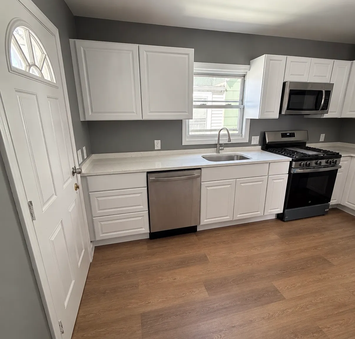 5 bed, 1150 sqft, $4,150 — Photo 2