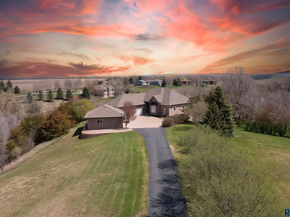 47924 Copperwood Cir, Harrisburg, SD 57032