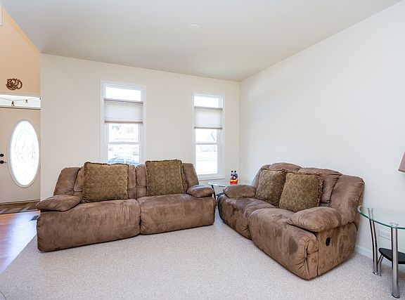 3rd image of 8777 Park Hill Ct