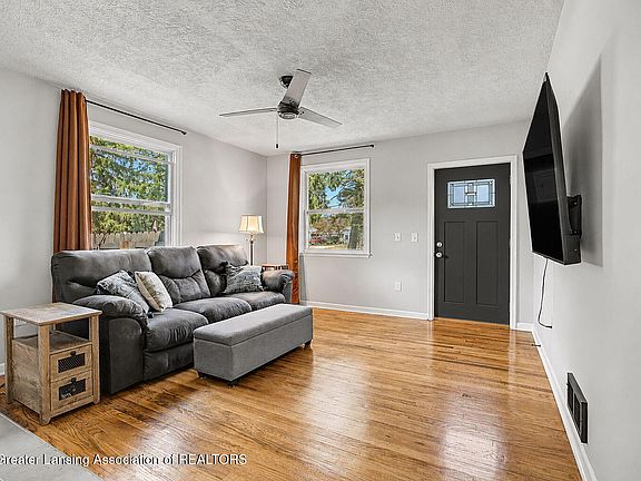 4th image of 1009 N Waverly Rd