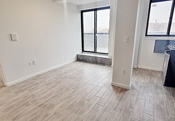 5th image of 25-28 Broadway #7EE