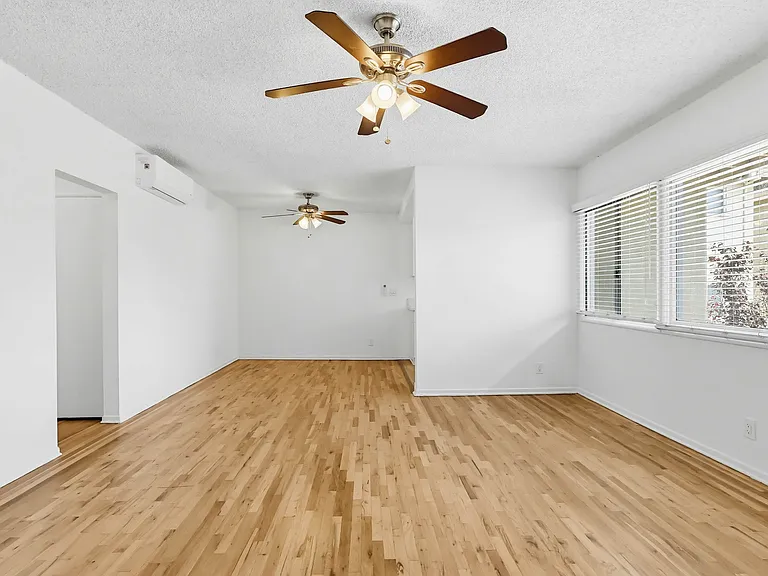 Quiet Jefferson Park Apartments Spacious, Secure & Centrally Located — Photo 10