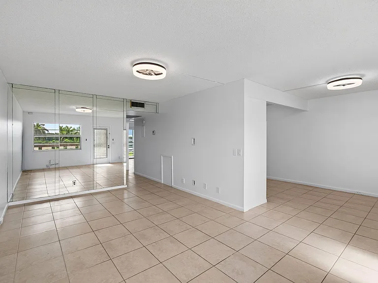 4028 Hythe Pl #B — Photo 2