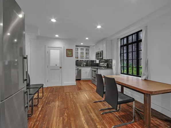 320 East 42nd Street image 5 of 15