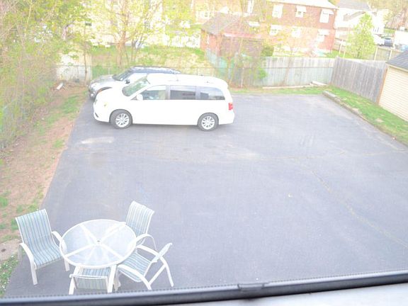 shared backyard parking, plenty of parking space.