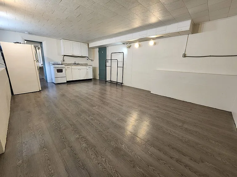 1304 N Main St — Photo 3