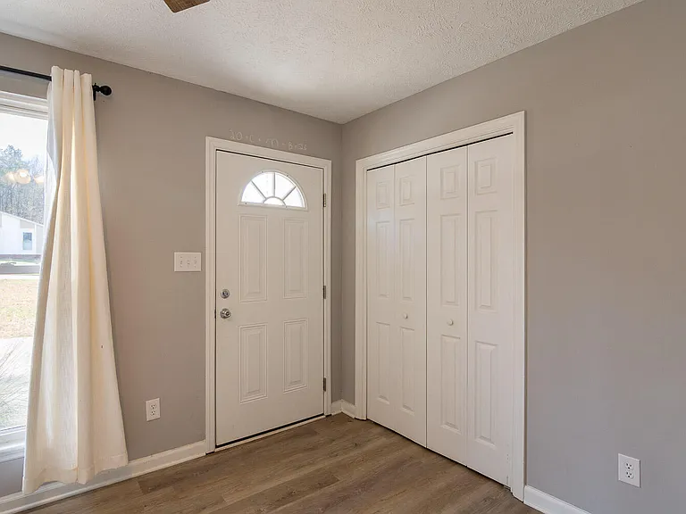 2115 Oakleaf Ct — Photo 4