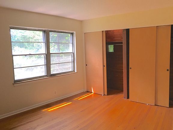 4th image of 725 Dewey Ave #1S