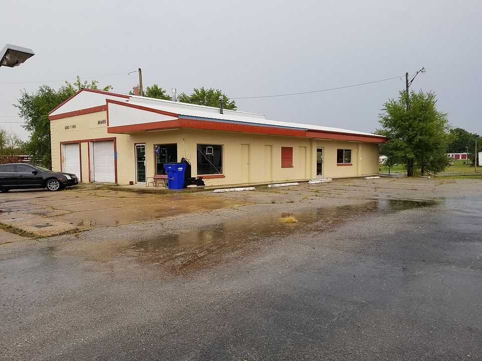 2nd image of 114 S Dallas St