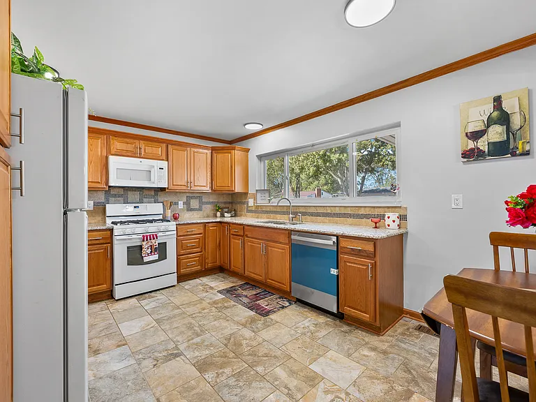2268 Serra Dr — Photo 22