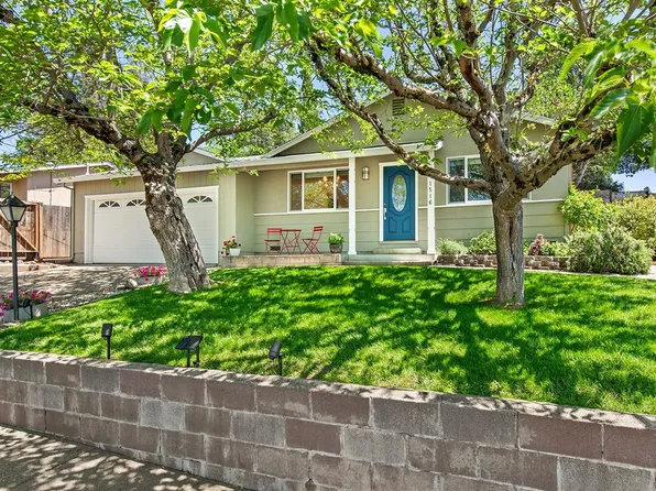 1516 Oakleaf Avenue, Healdsburg, CA 95448