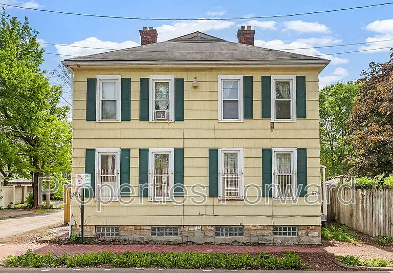 673 E Sycamore St — Photo 1