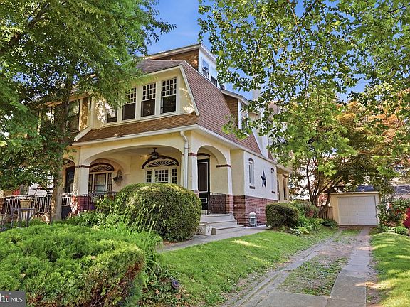 2nd image of 923 Herbert St