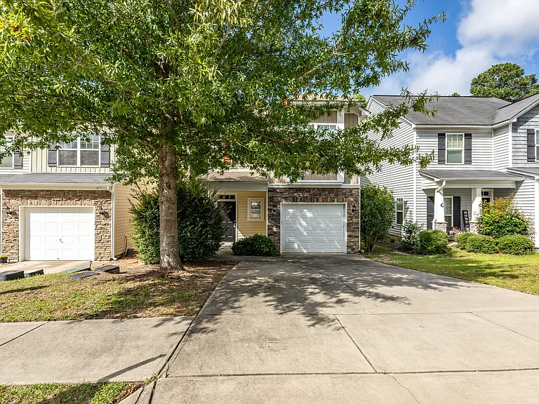 199 Stanley Ct — Photo 2