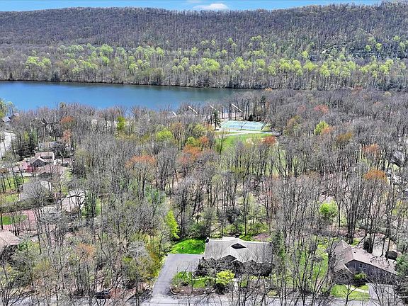 4th image of 220 Lake Dr