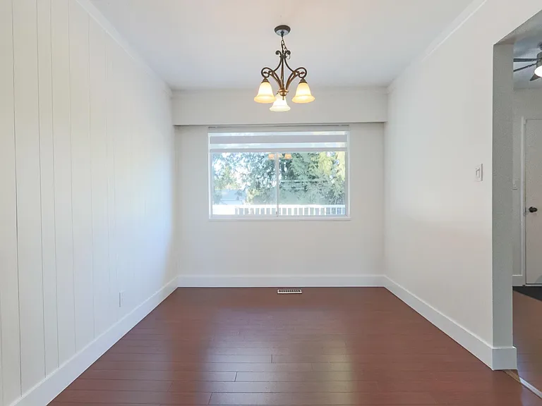 10833 85a Ave — Photo 2