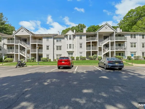 601 Lilac Ln, Mahwah, NJ 07430