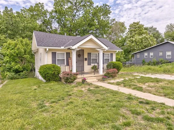 3207 Kensington Ave, Kansas City, MO 64128