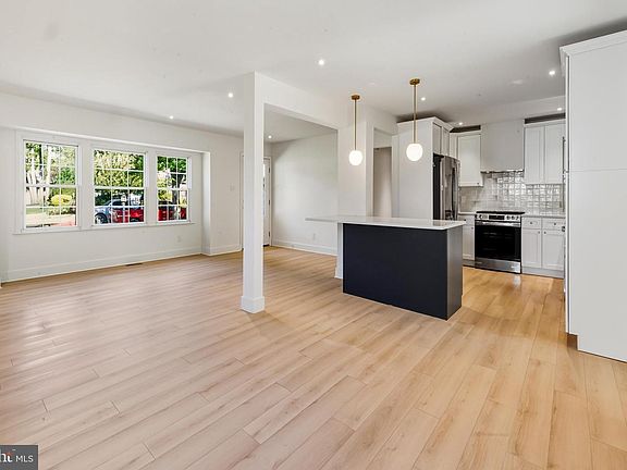 5th image of 1015 Merrymount Ave S