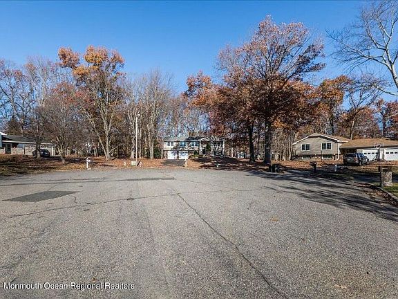 4th image of 16 Camelot Ct