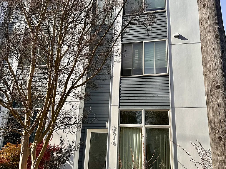 2516 S Dearborn St — Photo 2