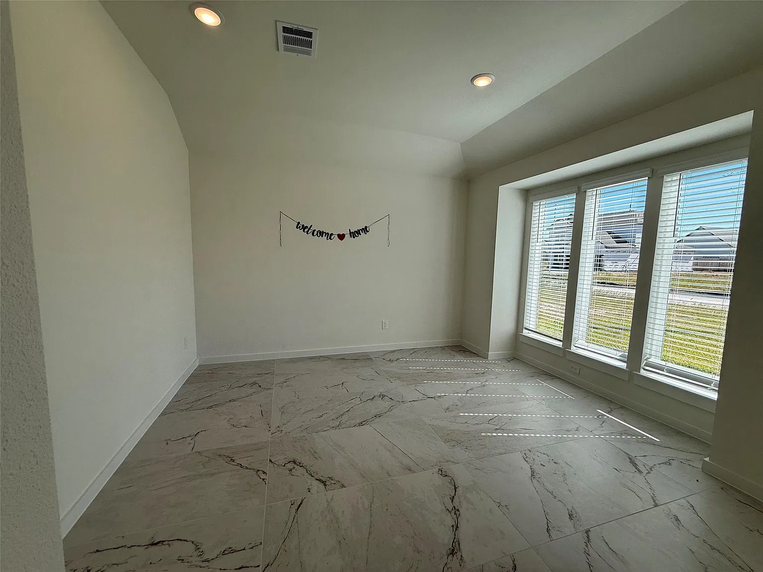3 bed, 2.0 bath, 2012 sqft, $3,000 — Photo 4