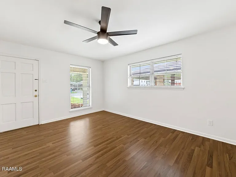 222 Maplewood Dr — Photo 6