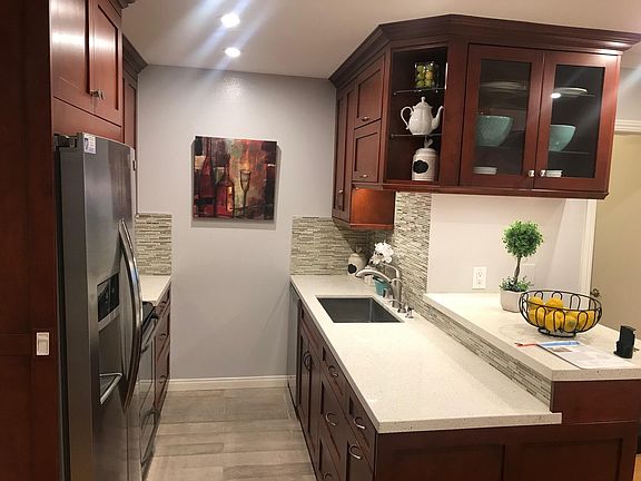 Upgraded kitchen w/stnless appliances