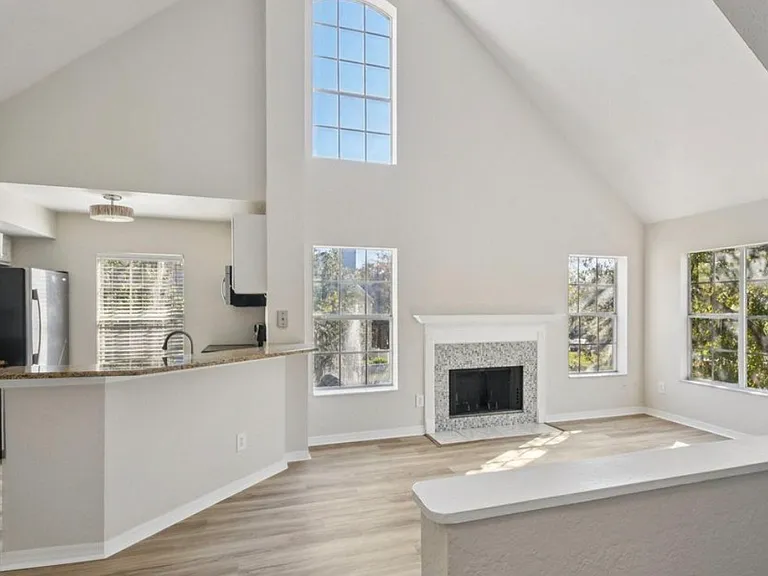 13700 Richmond Park Dr N #12071207 — Photo 3