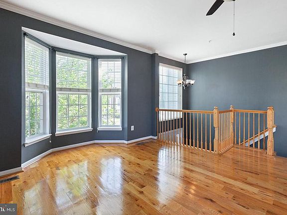 Floor to ceiling bay window