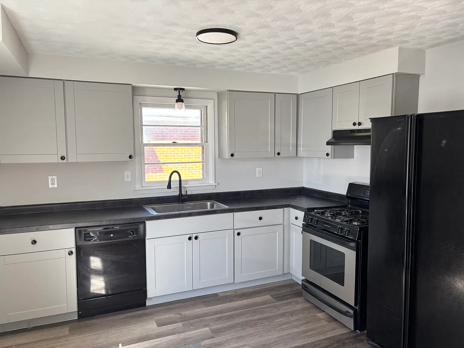3 bed, 1050 sqft, $1,500 — Photo 4