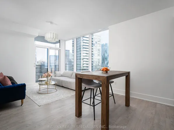 10 York St #4303, Toronto, ON M5J 0E1