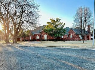 300 Mesa Cir, Plainview, TX 79072