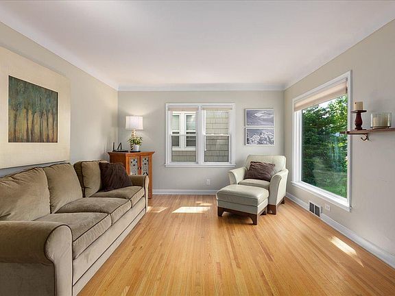 3rd image of 1331 Scheffer Ave