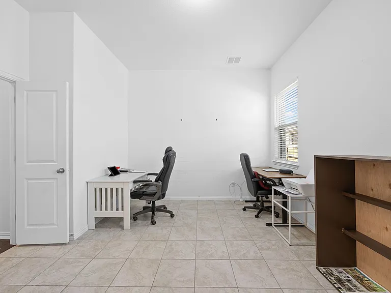 303 Eagle Ford Dr — Photo 12
