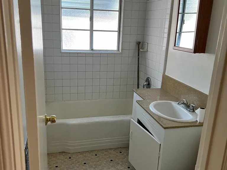 414 N Holliston Ave #E — Photo 7