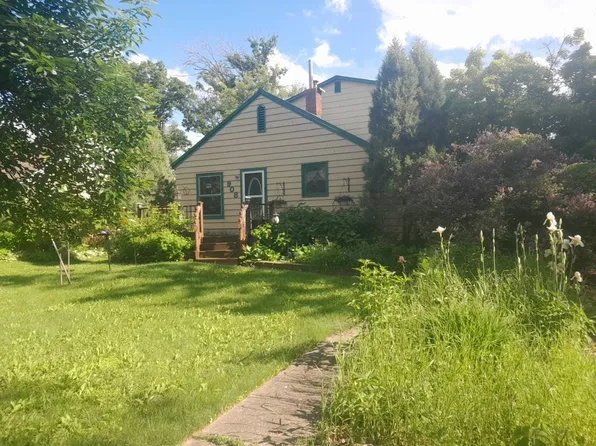 908 Lake St NE, Warroad, MN 56763