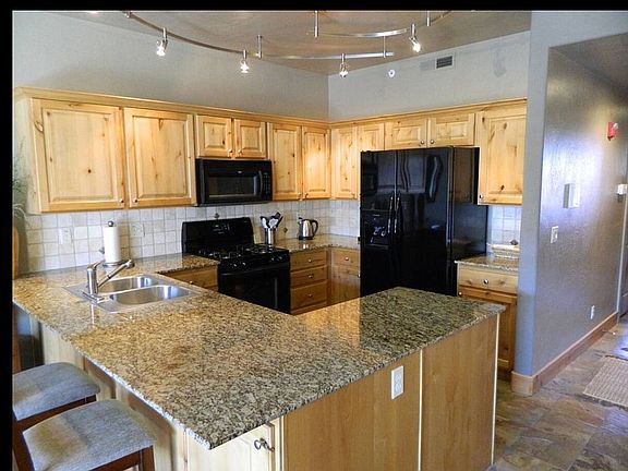 Open kitchen w/ bar